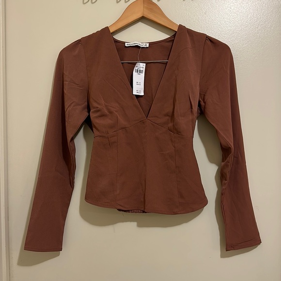 NWT Abercrombie Long-Sleeve Deep-V Top Brown (XS) - Picture 3 of 5
